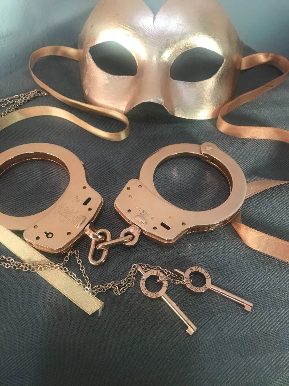 Smith & Wesson for Kiki De Montparnasse 24K Handcuffs